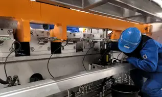 Mitarbeiter von LupenRhein mit Schutzhelm an einer Produktionsanlage
