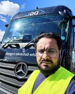 Remah, vermittelter LKW-Fahrer, vor seinem DGL-Lkw