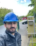 Yousif, Industriehelfer, mit Schutzhelm
